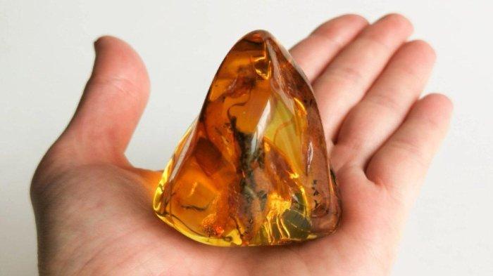  Kisah nenek puluhan tahun jadikan batu ambar atau amber sebagai pengganjal pintu (etsystatic)