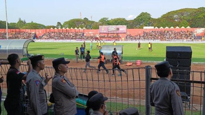Suporter Persik Kediri menonton laga di stadion