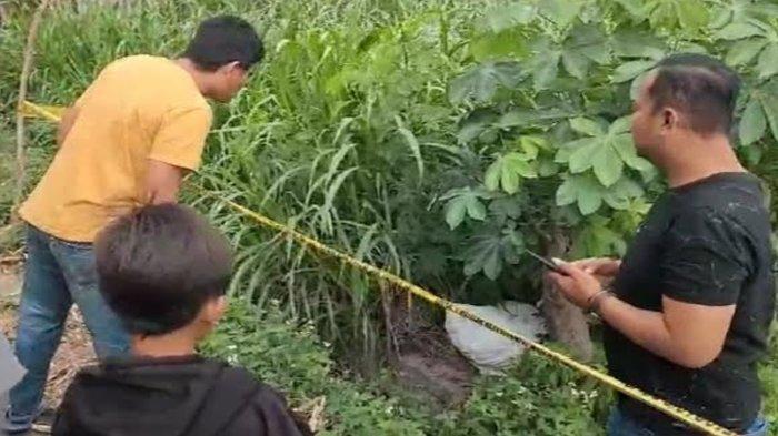 POlisi melakukan olah TKP Jasad cewek dalam karung yang ditemukan di Desa Bulupasar, Kecamatan Pagu, Kabupaten Kediri, Sabtu (8/7/2023).