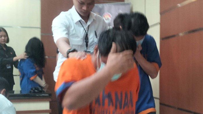 STK dan lima anak buahnya pengelalo judi online di Kabupaten Malang digelandang masuk ruang tahanan.