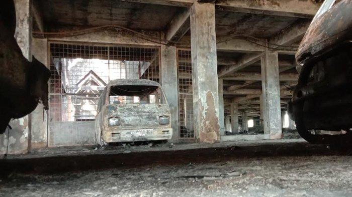 Salah satu mobil yang hangus terbakar yang berada di lantai 3 Pasar Comboran Baru Barat, Minggu (15/9/2024).