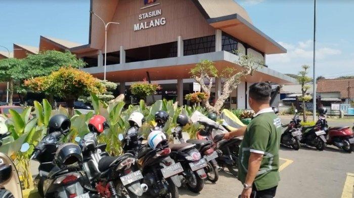 Area parkir sepeda motor di Stasiun Malang yang menjadi lokasi kejadian pencurian helm. Foto diambil pada Rabu (24/7/2024).