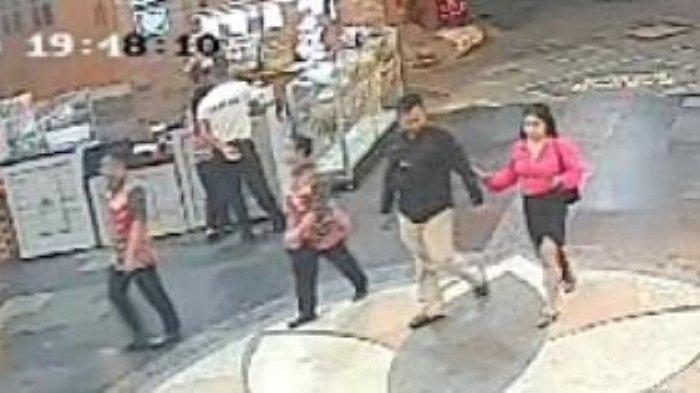 GANDENGAN TANGAN: Momen Antok dan Uswatun Khasanah mesra gandengan tangan terekam CCTV sebuah resto tempat mereka makan malam, Minggu (19/1/2025). Mereka dinner kurang lebih sekitar satu jam. Setelah itu check in di hotel di kawasan Semampir, Kota Kediri. Hasil penyidikan Polda Jatim, saat di kamar hotel, Antok dan Uswatun Khasanah cekcok hingga terjadi pembunuhan secara mutilasi. Antok sempat membawa potongan tubuh Uswatun Khasanah ke rumah neneknya di Tulungagung sebelum dibuang ke Ponorogo, Ngawi dan Trenggalek.