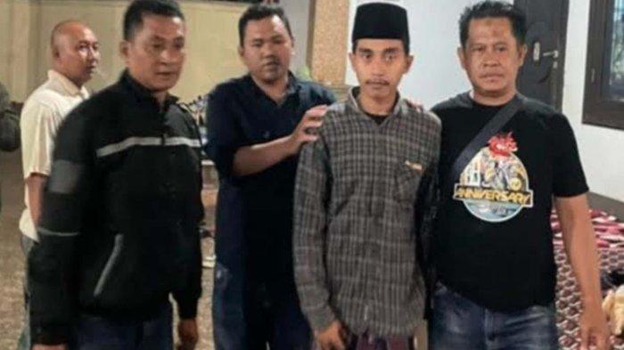 Pelaku pembunuhan sadis Bangkalan, MMA (21) (mengenakan peci hitam),digiring Personel gabungan Satreskrim Polres Bangkalan dan Unitreskrim Polsek Galis. Ia mengkui membunuh kekasihnya, EJ (22), mahasiswi asal Kelurahan Purworejo, Kecamatan Ngunut, Kabupaten Tulungagung pada Minggu (1/12/2024).