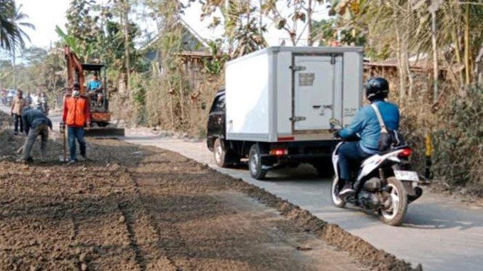Perbaikan dan pelebaran Jalan ke wisata Pantai Balekambang Malang, Minggu (8/10/20230