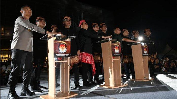 Pj Gubernur Jawa Timur Adhy Karyono (udeng merah), Anggota KPU RI August Mellaz (lima kiri) bersama Kapolda Jawa Timur Irjen Pol Imam Sugianto (kiri), Pangdam V/Brawijaya Mayjen TNI Rafael Granada (keempat kanan) dan anggota KPU Jatim menekan tombol saat peluncuran Pemilihan Gubernur dan Wakil Gubernur Jawa Timur dengan tema 
