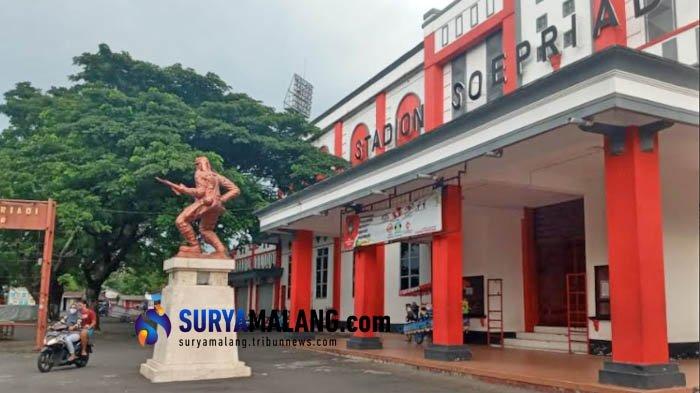 Kondisi Stadion Supriyadi, Kota Blitar, Rabu (30/12/2020). Pemkot Blitar kembali melakukan pembatasan pemakaian Stadion Supriyadi bagi masyarakat.
