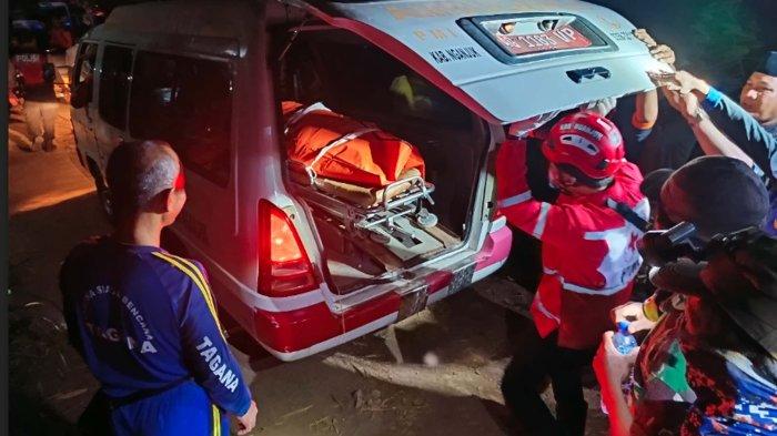 Jenazah Agus, pendaki asal Jakarta saat dibawa dalam ambulance setelah dievakuasi turun dari jalur pendakian Gunung Wilis, Selasa (15/10/2024)