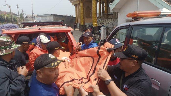 Proses evakuasi jasad Yodeka Kopaba (21 tahun) alamat Kubu Tapi, Sei Rotan Batu Taba, IV Angkek Agam, Kabupaten Deli Serdang, Sumatra Utara. Mahasiswa UB Malang asal Deli Serdang itu tewas di Gunung Arjuna.