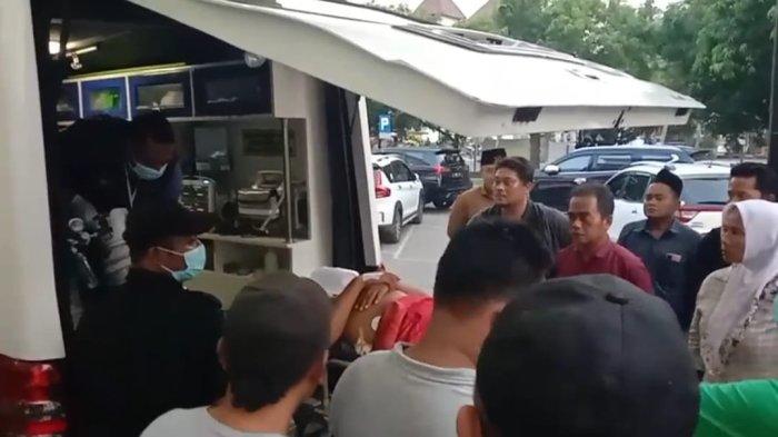 EVAKUASI - Insiden penembakan terhadap tokoh masyarakat bernama Madura (50) di Dusun Mandeman Daya, Desa Banyuates Kecamatan Banyuates, Kabupaten Sampang, Madura, Jumat (22/12/2023) pagi.