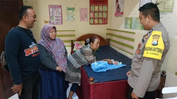 Pihak kepolisian melakukan olah TKP penemuan bayi laki-laki, di Desa Gampingan, Kecamatan Pagak, Kabupaten Malang, Jumat (8/11/2024).