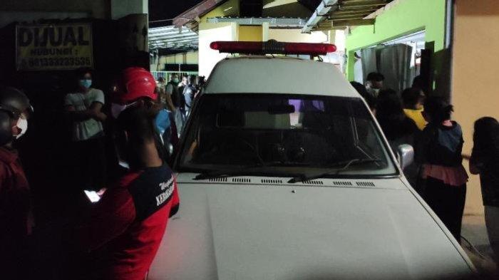 Mobil ambulans parkir di depan rumah yang menjadi lokasi penemuan dua mayat di Jalan Sulawesi, Kota Blitar, Senin (1/1/2024).