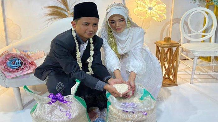 Pasangan pengantin mahar beras di Ponorogo , Irwan Sokip (29) dan Ikrima Zakiyah (26) di pernikahan mereka di tanggal kabisat , 29 Februari 2024
