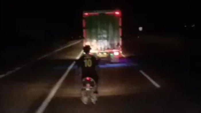 Pemotor Matic Ngebut di Tol Cisumdawu, Dikejar Petugas