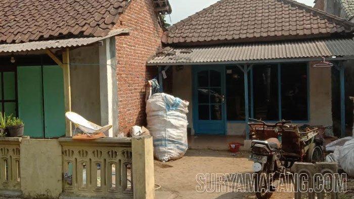 LOKASI KEJADIAN - Ayah kandung berinisial JA (37) menjadi tersangka penyekapan dan penyiksaan terhadap bocah umur 7 tahun berinisial D di wilayah Kecamatan Kedungkandang, Kota Malang. Selain JA, empat tersangka lain adalah ibu tiri korban inisial EN (42), lalu kakak tiri PA (21), nenek tiri MS (65), dan paman tiri SM (43). Aksi keji tersebut dilakukan selama 6 bulan di rumah tapi baru terbongkar pada Senin (9/10/2023) lalu.