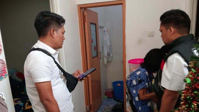 Polisi saat melakukan olah TKP di rumah korban di Perum De Naila Driyorejo, Gresik, Senin (6/1/2025) siang.