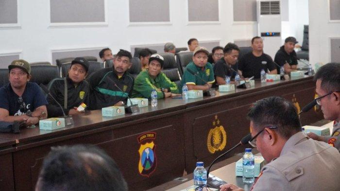 Pentolan Bonek dikumpulkan Kapolrestabes Surabaya Kombes, Pol Pasma Royce, di kantornya, Kamis (14/9/2023). Pada pertemuan itu, manajemen Persebaya juga diundang untuk membahas rivalitas tanpa kerusuhan.