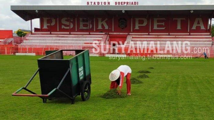 Persiapan laga semifinal Piala Gubernur Jatim 2020 antara Persebaya vs Arema FC di Stadion Supriyadi, Kota Blitar.