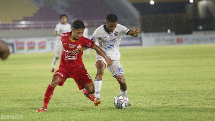 Duel pemain Persija dan Arema FC di laga pertama Seri 2 Liga 1 2021 di stadion Manahan Solo 17 Oktober 2021. Beberapa keputusan wasit dipertandingan ini jadi sorotan PSSI