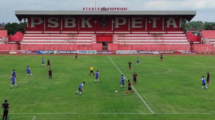 Pertandingan tim Kota Blitar vs tim Kota Mojokerto dalam Pra Porprov Jatim 2022 di Stadion Supriyadi, Kota Blitar, Selasa (10/5/2022).