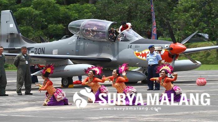 Prosesi penyambutan Pesawat Tempur Taktis, Super Tucano dari Brazil saat tiba di Pangkalan Udara TNI Angkatan Udara Abdulrachman Saleh Malang, Senin (29/2/2016). Sebanyak empat pesawat Super Tucano terakhir pesanan TNI AU ini bergabung dengan Skadron 21 untuk memperkuat Alutsista TNI AU.