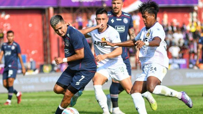 Pesepakbola Persik Simen Alexander Santos Lyngbo berebut bola udara saat melawan Arema FC dalam laga lanjutan Liga 1 2023 - 2024 di Stadion Brawijaya, Kediri, Jawa Timur, Sabtu (15/7/2023). SURYA/PURWANTO