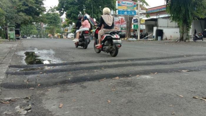Penampakan polisi tidur atau speed bump di Jalan Terusan Dieng, Kecamatan Sukun, Kota Malang, Minggu (8/12/2024).