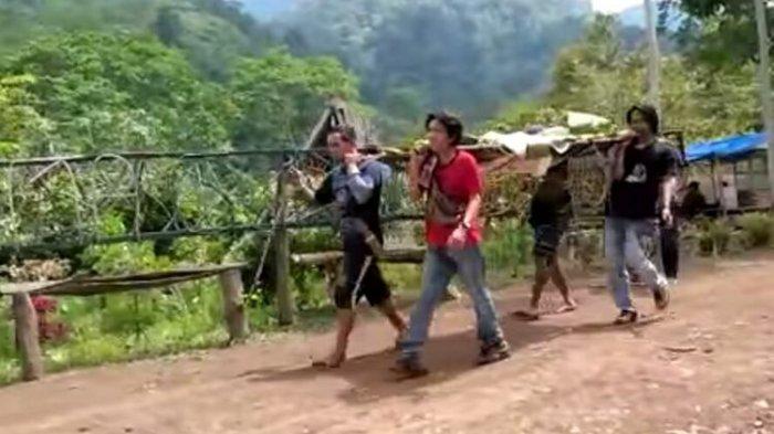 Pendaki Tewas Akibat Terjatuh Saat Berswafoto di Air Terjun Gunung
