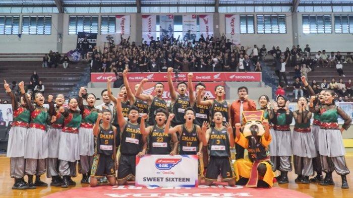 Tim putra SMAN 4 Pasuruan melanjutkan langkahnya ke Sweet Seventeen atau Babak 16 Besar persaingan Honda DBL with Kopi Good Day 2023 East Java Series - South Region usai mengalahkan SMAN 7 Malang di GOR Bima Sakti, Jumat (11/8/2023).