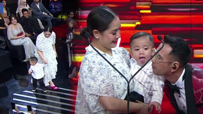 Rayyanza berjalan menuju panggung setelah dapat piala Silet Awards 2023