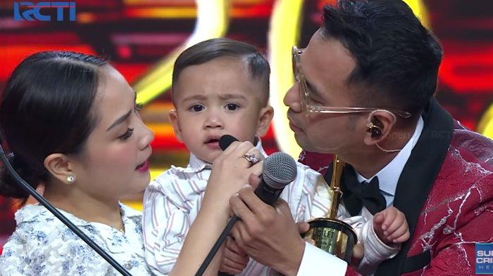 Rayyanza mengeja namanya dibantu Raffi Ahmad dan Nagita Slavina
