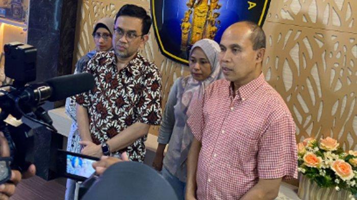 Pihak Fakultas Kedokteran UB saat memberikan keterangan terkait peristiwa 2 mahasiswa asing  terseret ombak di Pantai Jembatan Panjang, Desa Sumber Bening, Kecamatan Bantur, Kabupaten Malang, Sabtu (8/7/2023)