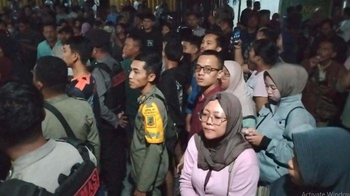 ROMBONGAN SMPN 7 MOJOKERTO TIBA : Para orangtua dan keluarga siswa SMPN 7 peserta kegiatan Outing menyambut kedatangan rombongan yang tiba di sekolah, Selasa (28/1/2025) malam pasca musibah 13 siswa SMPN 7 terseret ombak di Pantai Drini, Gunung Kidul Yogyakarta