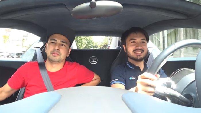 Rudy Salim (kanan) Presiden Direktur Prestige Image Motorcars bersama Raffi Ahmad (kiri)