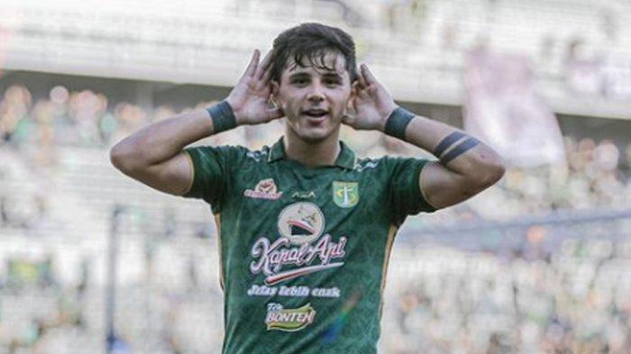 Selebrasi Bruno Moreira. Skor Persebaya Surabaya Vs Arema FC 3-0 di laga Pekan 13 Liga 1, Sabtu (23/9/2023)