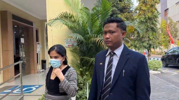 Saat Korban Silvia Yap meninggalkan Gedung SPKT Mapolda Jatim