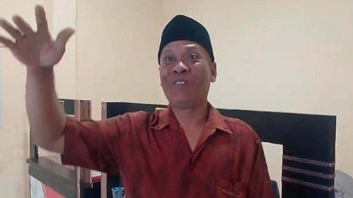 SAKSI PEMBUNUHAN: Edi Siswanto, tetangga korban usai dimintai keterangan oleh penyidik di Polsek Puger Jember, Jawa Timur terkait kasus mutilasi Jember, Senin (27/1/2025). ia jadi Saksi kasus anak penggal leher ayah kandung di Dusun Jadukan Desa Mojosari Kecamatan Puger Jember Jawa Timur, Senin dini hari (27/1/2025)