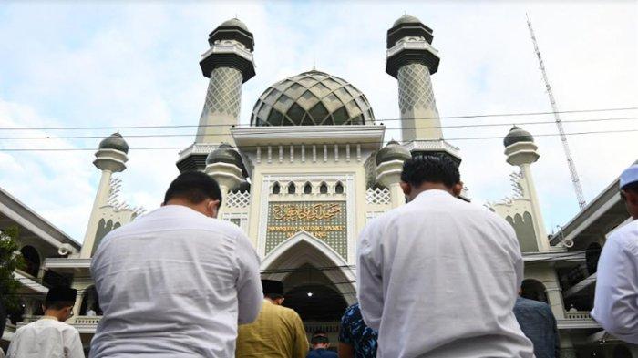 Umat muslim melaksanakan salat Idul Adha hingga meluber ke jalan raya di Masjid Agung Jami, Kota Malang, Jawa Timur, Kamis (29/6/2023). Ribuan umat muslim memadati area Masjid Agung Jami Kota Malang untuk melaksanakan salat Idul Adha hingga meluber di Alun-alun Merdeka Kota Malang.