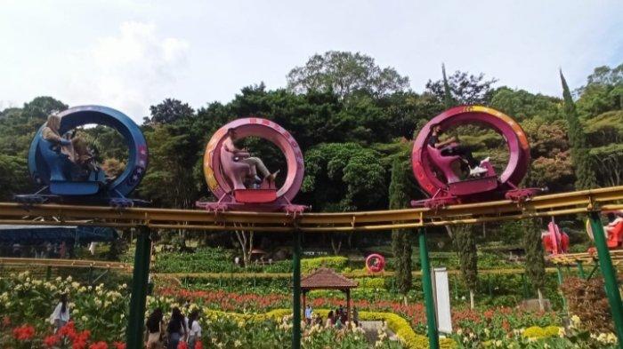 Sejumlah wisatawan bermain wahana Sky Bike di Objek wisata Selecta, Kota Batu