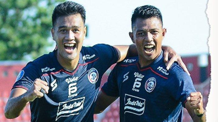 Selebrasi Dedik Setiawan bersama M Rafli usai terjadinya gol di babak pertama laga Arema FC vs Persikabo 1973 di Pekan 10 Liga 1 , Senbin (28/8/2023)