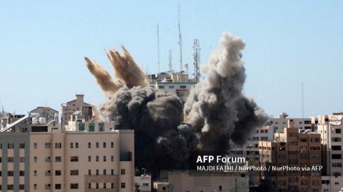 Asap tebal membubung dari Menara Jala saat dihancurkan dalam serangan udara Israel di kota Gaza yang dikendalikan oleh gerakan Hamas Palestina, pada 15 Mei 2021. Angkatan udara Israel menargetkan Menara Jala 13 lantai yang menampung media Al-Jazeera yang berbasis di Qatar dan kantor berita Associated Press.