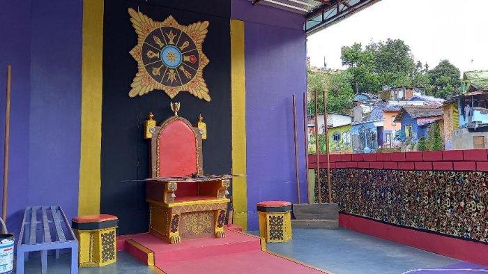 Singgasana raja menjadi spot baru di Kampung Warna Warni, Kota Malang.