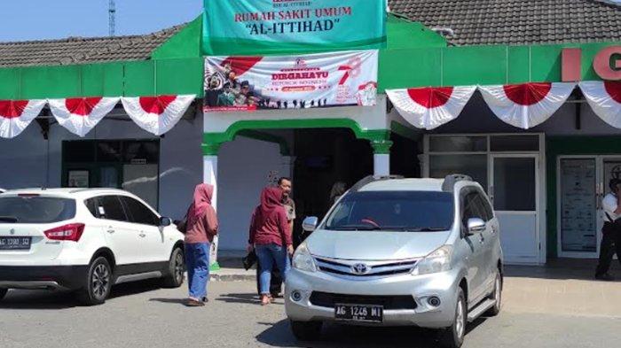 Sejumlah guru dan teman korban, siswa MTS yang dianiaya teman sekolah juga terlihat berada di RSU Al-Ittihad Srengat, Kabupaten Blitar, Jumat (25/8/2023)