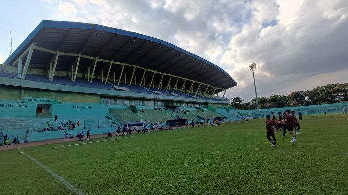 Petugas kepolisian menjaga area Stadion Gajayana Malang