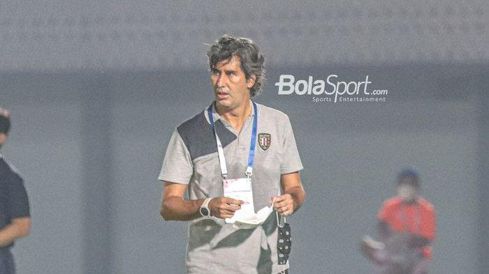 Stefano Teco Cugurra, pelatih Bali United ikut menanti duel Persebaya Vs Arema FC
