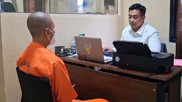 Tersangka AR (28) yang aniaya istrinya NS (27) hingga tewas saat diperiksa penyidik di Polres Sumenep pada Selasa (8/10/2024).