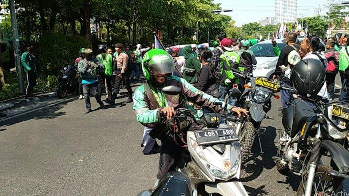 Sweeping Sesama Ojol di Sela Demontrasi Ribuan Ojol-Sopir Taksi Online di  Surabaya, Penumpang Maklum - Halaman all - Suryamalang.com