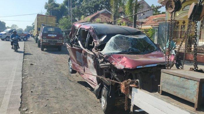Kondisi Toyota Avanza merah Nopol P 1846 AN, usai terlibat kecelakaan dengan tiga kendaraan lain di Jalur Pantura, Desa Randupitu, Kecamatan Gending, Kabupaten Probolinggo, Selasa (1/8/2023).