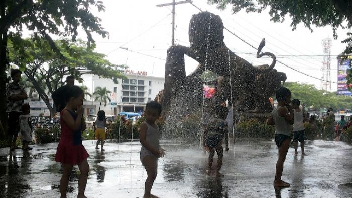 Anak-anak bermain air di Taman Trunojoyo, Kamis (19/2/2015).