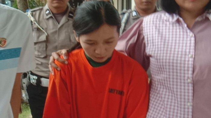Tersangka IPS alias Indah (27), penganiaya anak selebgram Malang, saat digelandang polisi usai dihadirkan dalam konferensi pers yang digelar pada Sabtu (30/3/2024)